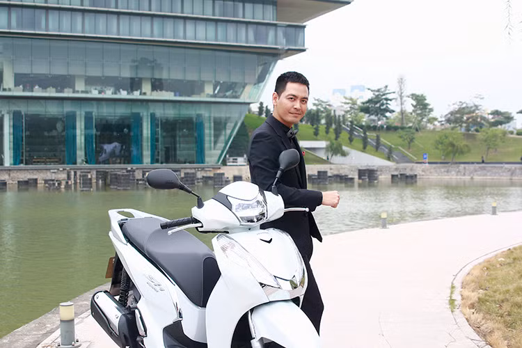 SH300i phiên bản 2016 được trang bị khối xi-lanh đơn, 4 van, làm mát bằng dung dịch, phun xăng điện tử, công suất 25 mã lực tại vòng tua máy 7.500 vòng/phút và mô-men xoắn cực đại 25,5 Nm tại 5.000 vòng/phút. Mẫu xe này có giá bán khởi điểm 248 triệu đồng tại Việt Nam.