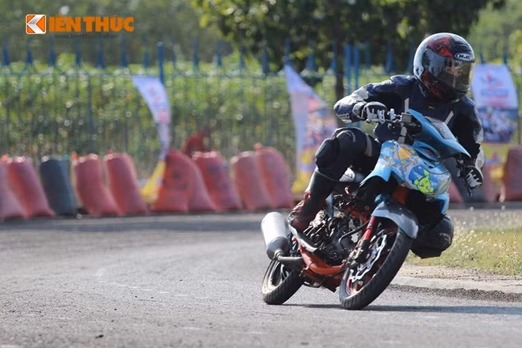 Ấn tượng nhất trong số bốn tay đua nữ lần này, chính là Á quân Lưu Thị Thu Trang (CLB Hùng NOS Racing Shop). Vốn là một cô thợ may Đắk Lắk, lần đầu tiên tham gia bộ môn đua xe tốc độ.