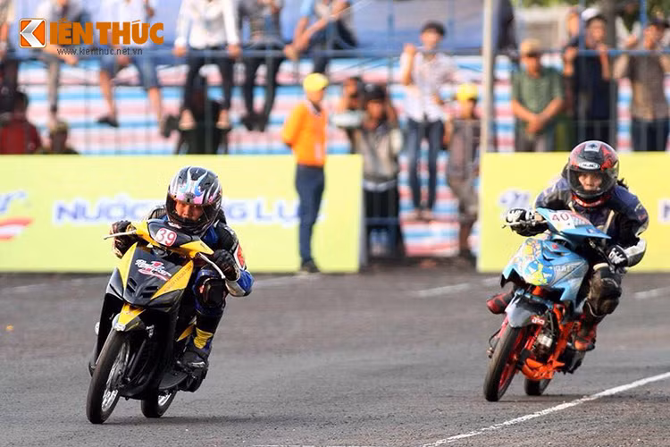  Giải đua xe môtô Cúp vô địch Quốc gia 2016 trên sân vận động Bình Phước diễn ra vừa qua đã gây ấn tượng mạnh với khán giả bằng việc trở lại của các tay đua nữ tranh tài ở hệ xe tay ga Yamaha Mio 110cc. 