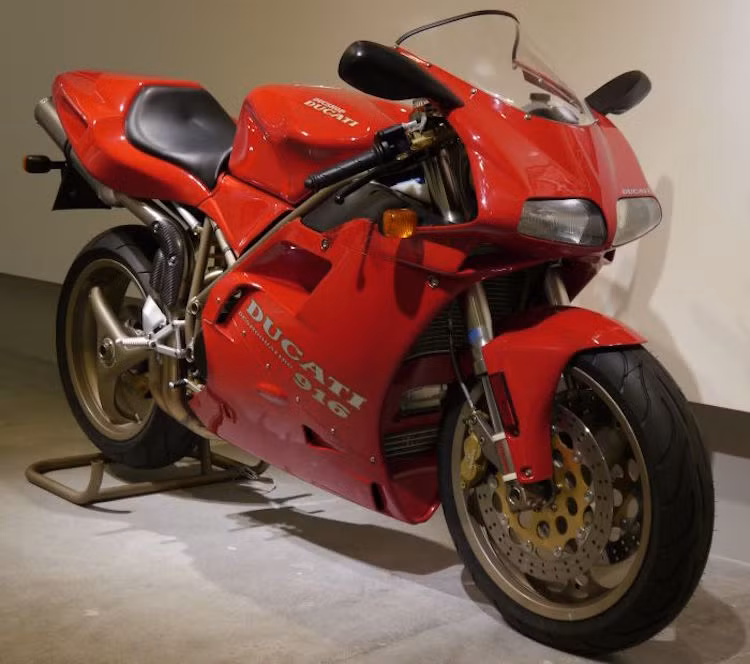 1994 Ducati 916: Nhờ thiết kế mang tính "biểu tượng" của huyền thoại Massimo Tamburini, hình ảnh của Ducati 916 nổi bật ở mọi nơi, từ đường đua, đường phố tới màn ảnh rộng qua bộ phim Những thiên thần của Charlie. Ngay cả Gordon Murray, người thiết kế ra siêu xe McLaren F1 cũng phải mua một chiếc 916 chỉ vì nó quá đẹp.