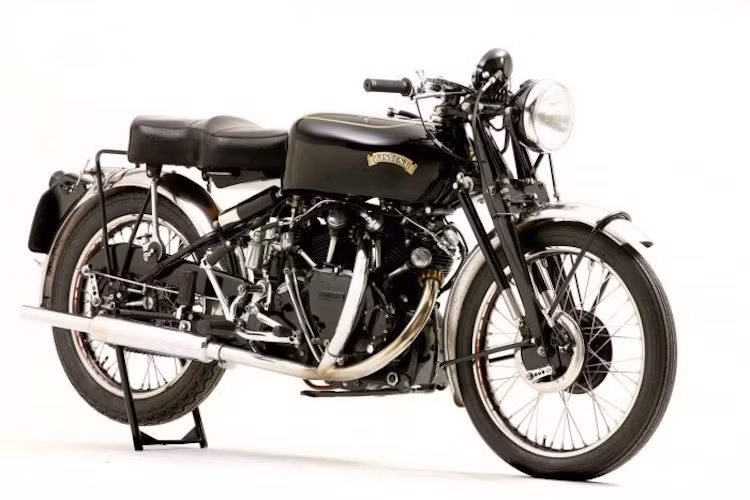1955 Vincent Black Shadow: Tới thời điểm hiện tại, tất cả những mẫu môtô phân khối lớn hiệu năng cao vẫn còn giữ lại những đặc điểm xuất hiện trên Black Shadow: phanh đĩa phía trước và phuộc monoshock. Vào thời điểm ra mắt năm 1949, động cơ V-Twin 998 cc 55 mã lực đã giúp Black Shadow đạt tốc độ 199,56 km/h - đạt kỷ lục lúc đó.