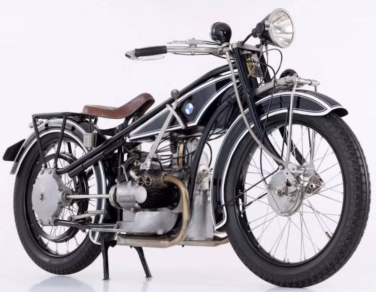 1923 BMW R32: Dù đã ra mắt hơn 90 năm trước nhưng R32 vẫn được coi là một trong những mẫu môtô hiệu năng cao vĩ đại nhất. Nó là chiếc BMW đầu tiên được trang bị động cơ Boxer Twin làm mát bằng gió - loại động cơ tới nay vẫn đang được sử dụng trên các dòng xe mới của hãng như R nine T.