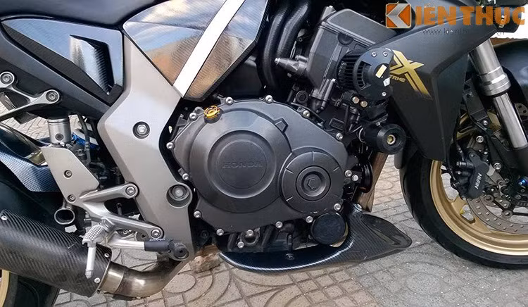 Nắp nhớt Rizoma đồ chơi. Honda CB1000R sử dụng động cơ Inline 4 xy - lanh thẳng hàng lấy từ CBR1000RR date 2007.