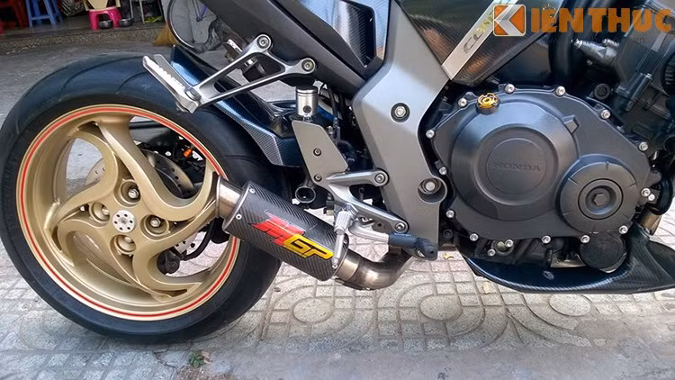 Honda CB1000R có trái tim là động cơ 4 xy - lanh thẳng hàng dung tích 998cc, công suất cực đại 125HP tại 10.000 vòng/phut, mô - măn xoắn 99Nm tại 7.750 vòng/phút cùng hộp số 6 cấp độ.