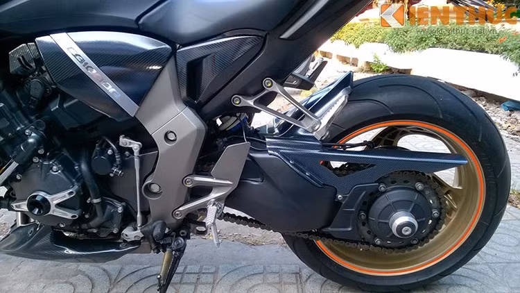 Xe được trang bị cốt titan, chống đổ lốc nồi của Rizoma.