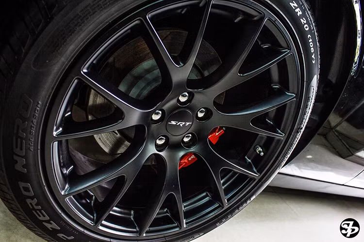 Dodge Challenger SRT Hellcat 2015 được trang bị bộ la-zăng 7 chấu kép kích cỡ 20 inch, đi kèm lốp Pirelli P Zero, phanh Brembo và hệ thống treo thể thao mới. Xe sở hữu hệ thống phanh có đường kính lớn nhất từng được trang bị cho một mẫu xe SRT.