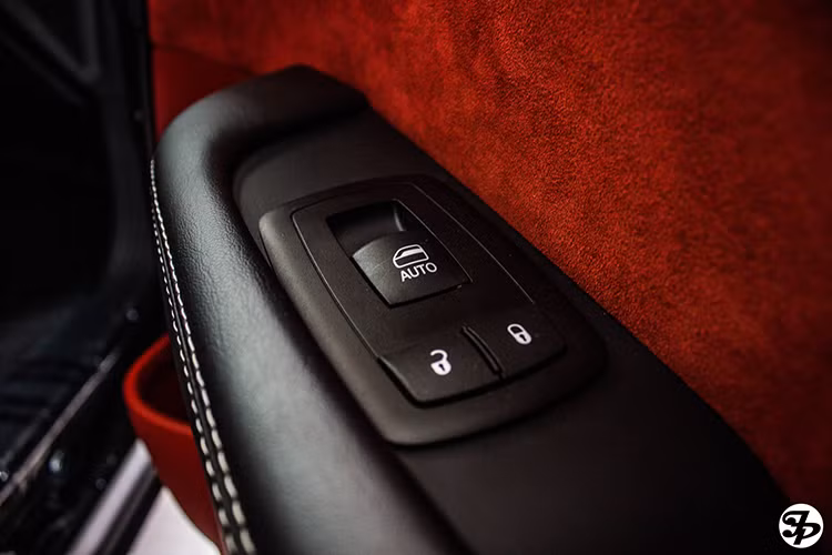 Nội thất xe có đầy đủ các tiện nghi cơ bản với hai màu đỏ và đen được kết hợp với hai loại chất liệu là da cao cấp màu đen và vải nhung màu đỏ. Cả hai mầu đối lawpj khiên nội thất xe cực kỳ ấn tượng.