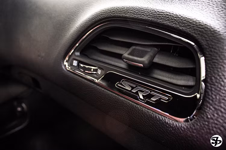 Bước vào bên trong mẫu xe cơ bắp này là khoang lái được thiết kế mang cảm hứng từ Dodge Challenger 1971 với một màn hình 7 inch ở cụm đồng hồ và một màn hình 8,4 inch trên bảng điều khiển trung tâm.