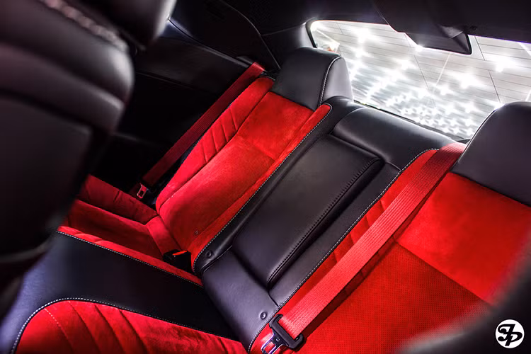 Dodge Challenger SRT Hellcat có 4 chổ ngồi với hàng ghế da màu đen với tựa lưng bằng vải nhung màu đỏ cực kỳ bắt mắt. Hệ thống dây an toàn được thiết kế dạng dây đôi giống như xe đua.