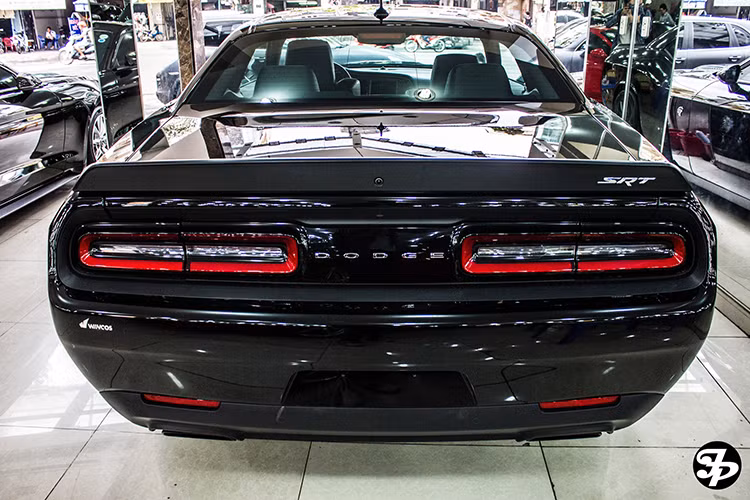 Trong đó, lưới tản nhiệt và mui xe bằng nhôm gợi liên tưởng đến Dodge Viper 1996. Đèn pha dạng tròn mang phong cách cũ nhưng được làm mới với viền dạng led cùng bóng dạng đèn xenon siêu sáng.