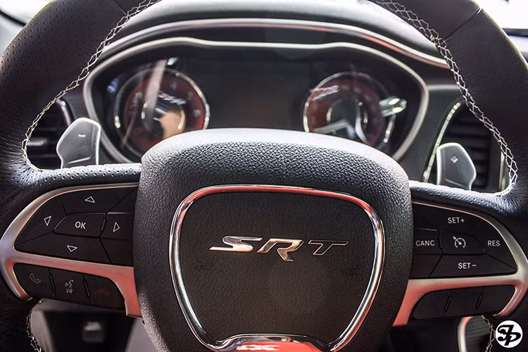 Động cơ Supercharged 6.2L HEMI Hellcat công suất 707 mã lực và mô-men xoắn 880Nm khiến Dodge Challenger SRT 2015 hoàn toàn mới trở thành chiếc Challenger mạnh nhất. Đây cũng là động cơ HEMI đầu tiên được tích hợp bộ siêu nạp supercharged, đồng thời cũng là ứng dụng đầu tiên công nghệ V-8 supercharger của Dodge và SRT.