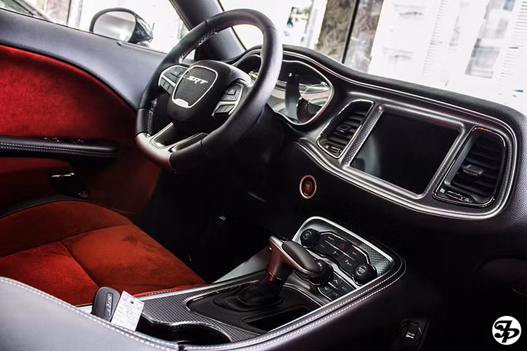 Khoang lái rộng rãi với vô-lăng thể thao 3 chấu bọc da có tính năng sưởi ẩm cùng các nút bấm tiện ích đi kèm. Hệ thống giải trí trên xe thông qua màn hình LCD cùng với kết nối USB và đầu đọc thẻ SD...