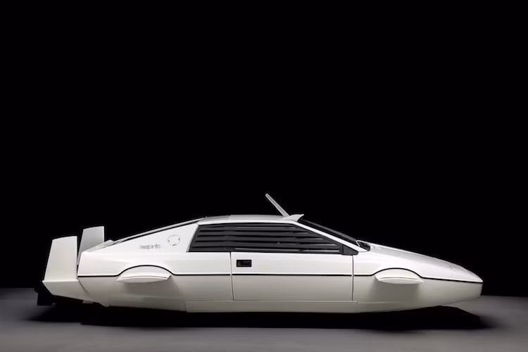 Để phục vụ cho việc "đóng phim", Lotus đã cung cấp 2 chiếc Esprit bình thường cho đoàn làm phim. Trong đó, một chiếc đã được sử dụng làm xe quay camera. Ngoài ra, hãng còn cung cấp 6 bộ thân vỏ của Esprit để làm xe đóng thế và "chế" thành tàu ngầm.