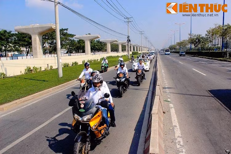 Đã có khoảng 30 chiếc xe môtô PKL các dòng khác nhau tham gia vào đám rước, nhiều người tới từ xưởng độ xe H-Racing.