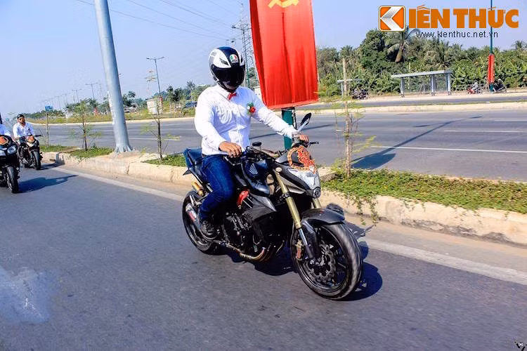 Ngoài Kawasaki ra, đoàn rước này còn có nhiều xe của các thương hiệu môtô khác, chẳng hạn như chiếc naked bike Honda CB1000 này.