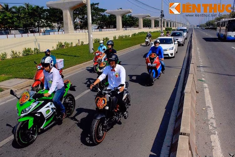 Một số mẫu xe "phân khối nhỡ" gồm Kawasaki Ninja 300, KTM Duke 690 đi trước Kawasaki Z1000.
