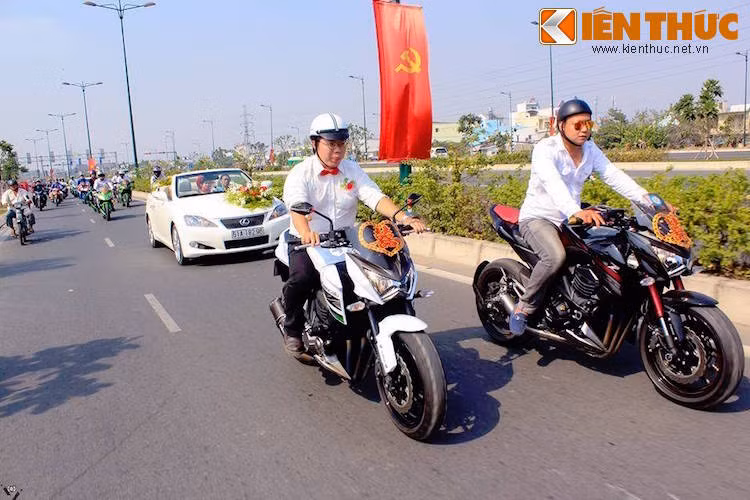 Trong đoàn rước dâu, dẫn đầu đoàn là những chiếc xe môtô của hãng Kawasaki. Những chiếc Kawasaki cũng chiếm một số lượng khá lớn.