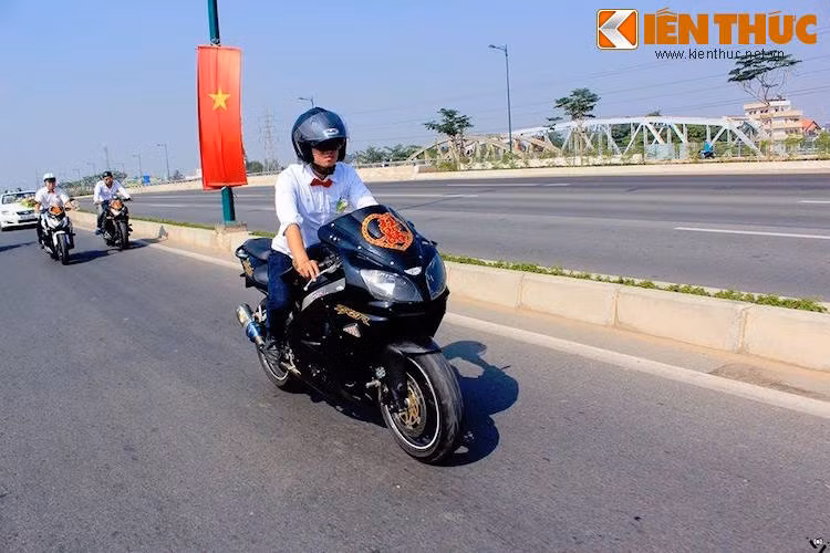 Một biker chạy trên chiếc superbike Kawasaki Ninja ZX-9R, thuộc thế hệ đã được sản xuất từ đầu Thế kỷ 21.