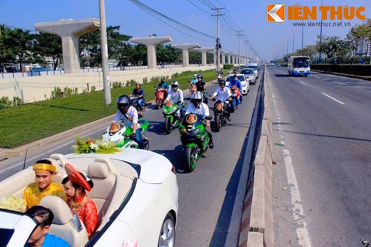 Được biết trong đám cưới này, cả cô dâu chú rể đều là những người mê xe môtô phân khối lớn (PKL), đặc biệt có niềm đam mê với niềm đam mê với dòng xe mạnh mẽ và cá tính này.