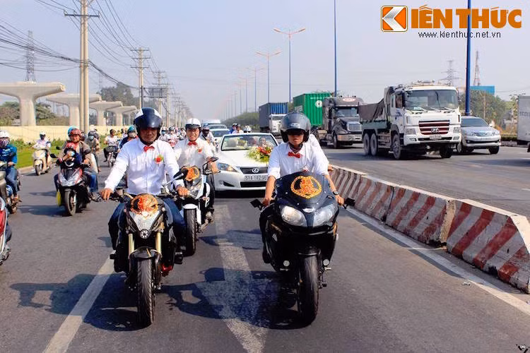 Kawasaki ZX-9R bên cạnh Honda CB1000R, phía sau là Kawasaki Z800 và xe dâu.