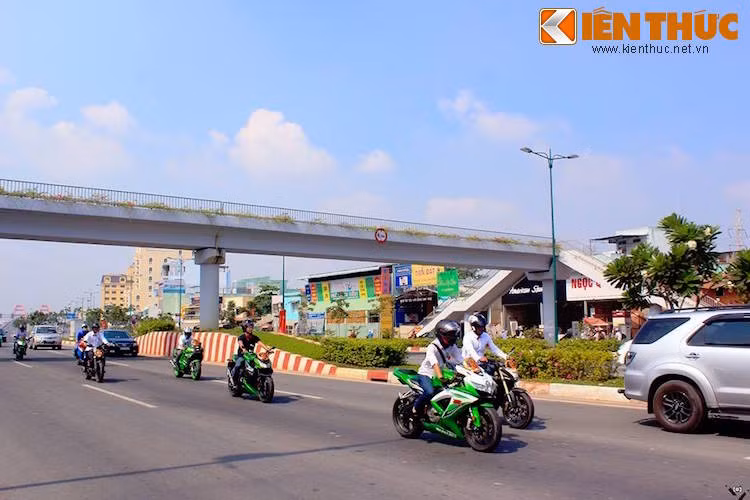 Chạy qua nhiều tuyến đường đẹp ở Sài Gòn, đoàn rước dâu đã thu hút được sự tò mò của những người tham gia giao thông.