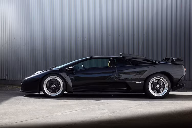 Ở hai bên thân, chiếc xe cũng có hàng loạt những điểm khác biệt đáng kể so với phiên bản thông thường, bắt đầu từ bộ mâm 5 cánh OZ đặc biệt, được ghép từ 3 phần.