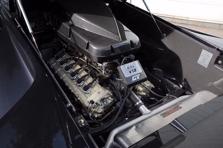 Động cơ này có công suất tối đa 575 mã lực cùng với mô-men xoắn cực đại lên tới 630 Nm. Dù vẫn sử dụng hộp số 5 cấp giống như các phiên bản Diablo khác nhưng tỷ số truyền của từng cấp số đã được thay đổi.