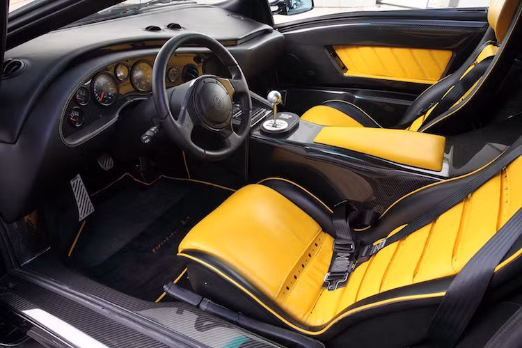 Bên trong nội thất, Diablo GT sở hữu bảng táp-lô khác biệt so với các phiên bản thường. Ra đời vào thời điểm Audi đã mua lại Lamborghini, tay lái của xe có thiết kế tương tự chiếc Murcielago sau này.