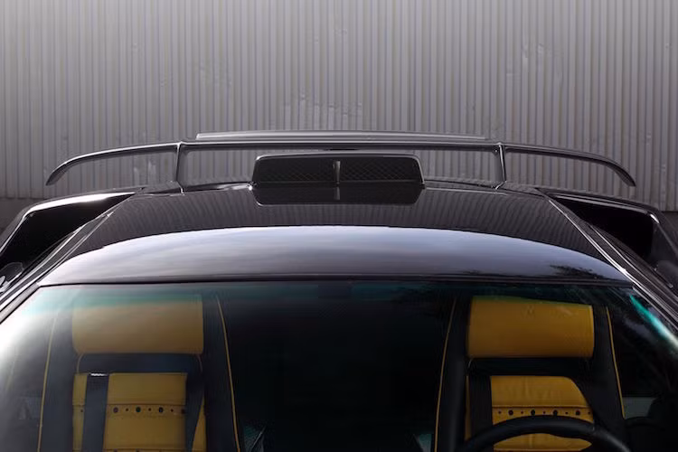 Cuối cùng, trên mui xe có thêm một khe hút gió mới, nhằm dẫn không khí vào cho cổ hút của động cơ một cách hiệu quả hơn.