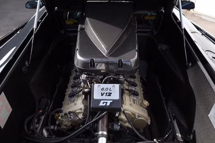 Nằm dưới khoang máy của Diablo GT là khối động cơ V12 6.0l nạp khí tự nhiên mới, được nâng cấp từ cỗ máy 5.7l của Diablo thường. Thân máy được giữ nguyên, tuy nhiên các đầu xi-lanh được "doa" lên để tăng dung tích.