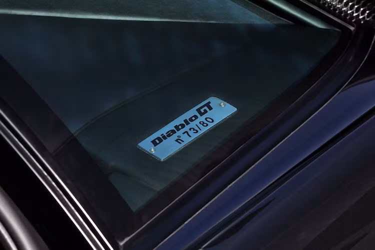 Lamborghini chỉ sản xuất đúng 80 chiếc Diablo GT, chính vì vậy chiếc xe hiện nay có giá rất đắt. Chiếc Diablo mà các bạn vừa thấy hiện đang được bán với giá 780.000 USD (khoảng hơn 16 tỷ đồng) - đắt gần gấp đôi so với giá khởi điểm của một chiếc Aventador hiện nay (397.500 USD).