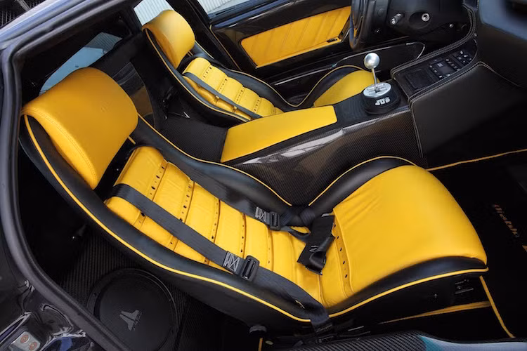 Ngoài bộ ghế thể thao với dây đai 4 điểm, nội thất của Diablo GT cũng sở hữu nhiều tiện nghi cao cấp như dàn loa JL Audio, hệ thống thông tin giải trí Alpine với màn hình cảm ứng và định vị GPS.