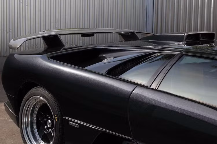 Ngoài ra, ở phía sau các cửa kính bên, những khe hút gió mới cũng được bổ sung thêm để làm mát cho động cơ V12 mạnh mẽ.