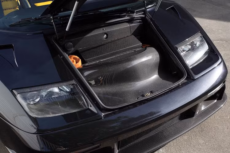 Do phải bố trí thêm dàn làm mát kích thước lớn nên khoang hành lý phía trước của chiếc xe gần như "vô dụng", chỉ có thể đựng được một số vật dụng nhỏ.