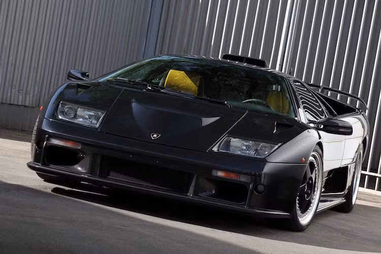 Siêu xe Lamborghini Diablo GT là phiên bản "đường phố" thể thao nhất, mạnh mẽ nhất của dòng Diablo nổi tiếng, được Lamborghini sản xuất trong thập niên 90 của Thế kỷ trước.