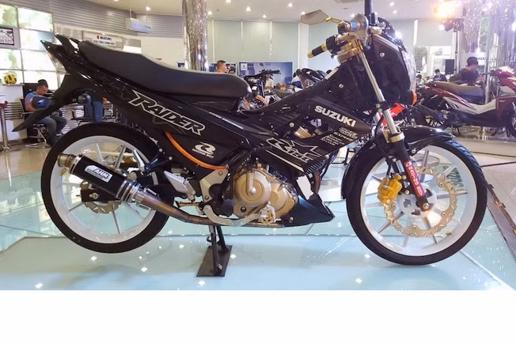 Cặp đôi Suzuki Raider độ hàng loạt "đồ chơi" bởi chính hãng Suzuki đều thuộc những phiên bản mới nhất của dòng xe này tại Việt Nam.