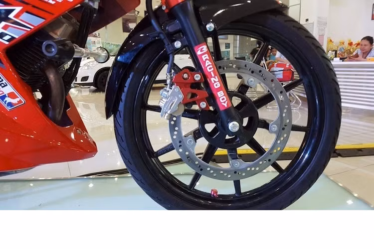 Chiếc còn lại có mâm màu đen, đĩa zin của Raider và heo zin nhưng có ốp của Racing Boy.