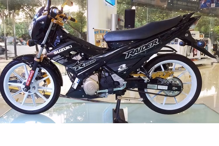 Ngoài ngoại hình "lên đồ chơi", cả hai chiếc Raider đều vẫn giữ động cơ nguyên bản DOHC 150 cc xi-lanh đơn với công suất 16 mã lực.