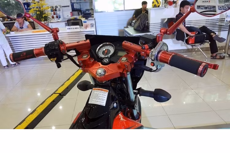 Trên tay lái, cả 2 chiếc xe cũng đều có những món "đồ chơi" như chảng ba CNC, cùm ga UMA Racing, kính chiếu hậu, cặp tay côn/phanh và bao tay Racing Boy.