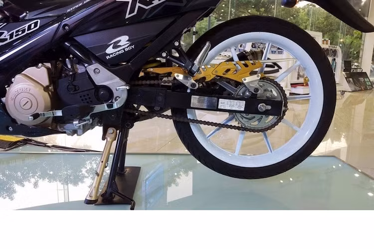 Chiếc xe còn lại chỉ có chắn xích và chân chống Racing Boy.