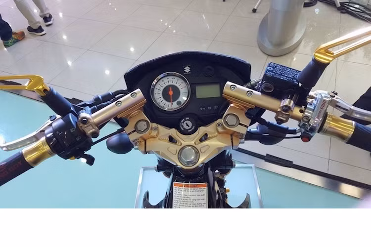 Tuy nhiên trên chiếc Raider màu đen, những chi tiết này đều có màu vàng đồng làm điểm nhấn, trong khi chiếc xe còn lại có màu đỏ.