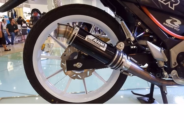 Trong khi đó, chiếc Raider màu đen vẫn giữ nguyên cặp để chân zin, nhưng lại thay đĩa sau Galfer.