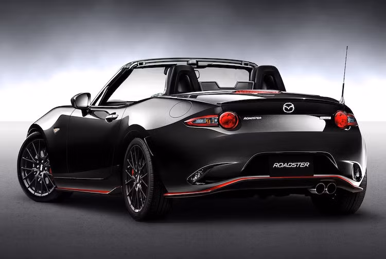 Toàn thân của chiếc xe này có màu đen bóng đẹp mắt, kết hợp cùng các chi tiết màu đỏ, mâm nhiều nan độc đáo và hệ thống treo có thể điều chỉnh độ cao.