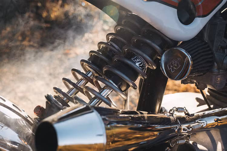 Để đem tới khả năng vượt địa hình linh hoạt cho xe, anh đã trang bị cho Super Duc hệ thống phuộc của FOX Motorsports ở phía sau xe. Dù là giảm xóc kép nhưng 2 cặp phuộc của xe lại có cách bố trí tương tự như phuộc đơn monoshock.