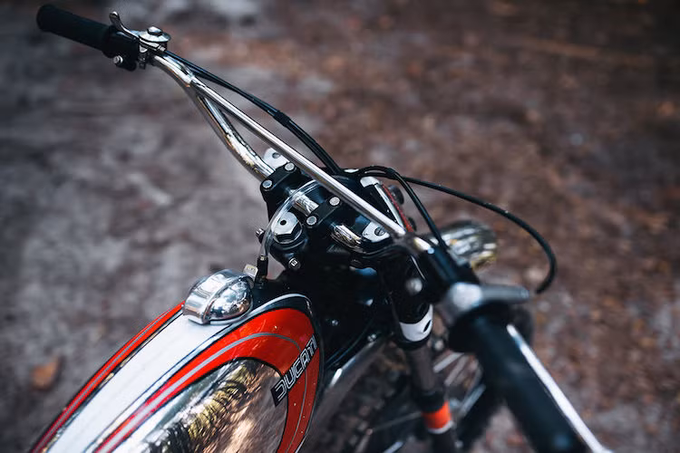 Bình xăng xe được mạ bóng, sau đó sơn kẻ chỉ màu đỏ theo đúng phong cách của những mẫu môtô Italia hoài cổ.