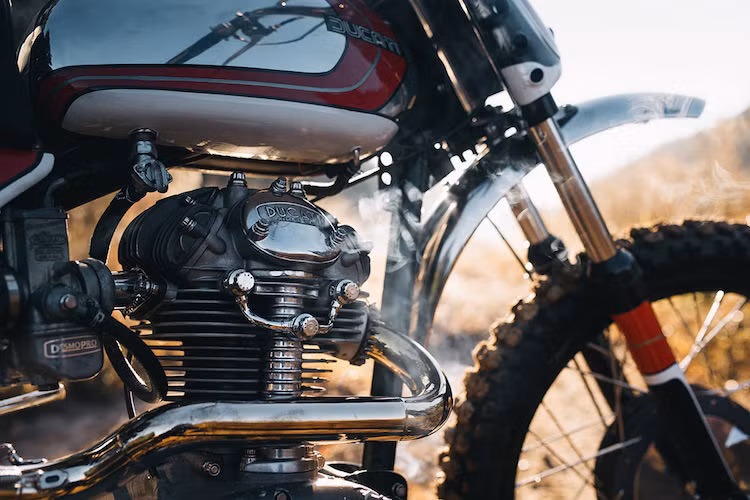 Bryan đã phục chế khối động cơ xi-lanh đơn của chiếc Scrambler "đời đầu", đồng thời nâng cấp với hệ thống đề điện, lên điện 12V, lọc gió K&amp;N và pô vắt Cone.