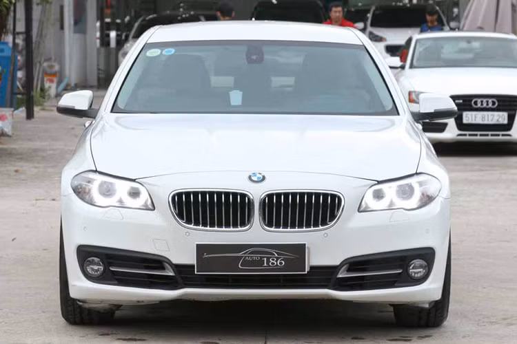 Tại thị trường xe sang cũ tại Việt Nam, mẫu xe BMW 520i có mức giá dao động từ khoảng 1,2 cho đến 1,6 tỷ đồng tuỳ vào từng phiên bản, màu sắc, hay độ mới cũ và trang bị option... tuy nhiên, nếu muốn sở hữu một mẫu xe sang mang thương hiệu tốt, đây có lẽ là một lựa chọn hợp lý.