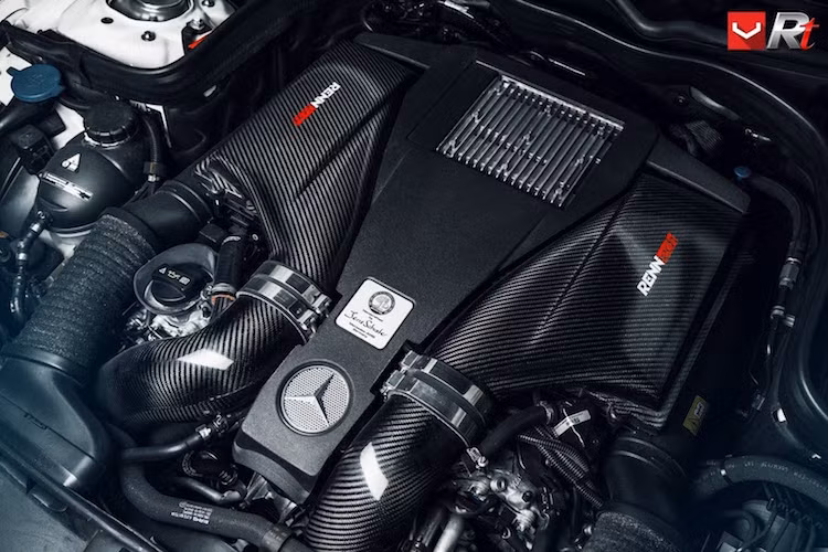 Khối động cơ V8 của E63 AMG có công suất lớn hơn một chút so với mức nguyên bản 549 mã lực/700 Nm, nhờ có cổ hút bằng sợi carbon với thiết kế mới.