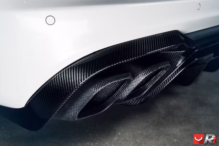 Đặc biệt, chiếc E63 AMG Estate còn sở hữu chụp ống xả làm bằng công nghệ CMC (Ceramic Matrix Composite) đặc biệt, có thể chịu được nhiệt độ cao.