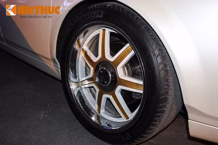 Ngoài ra, nó còn được trang bị mâm độ 7 cánh với tông vàng - trắng như màu xe.